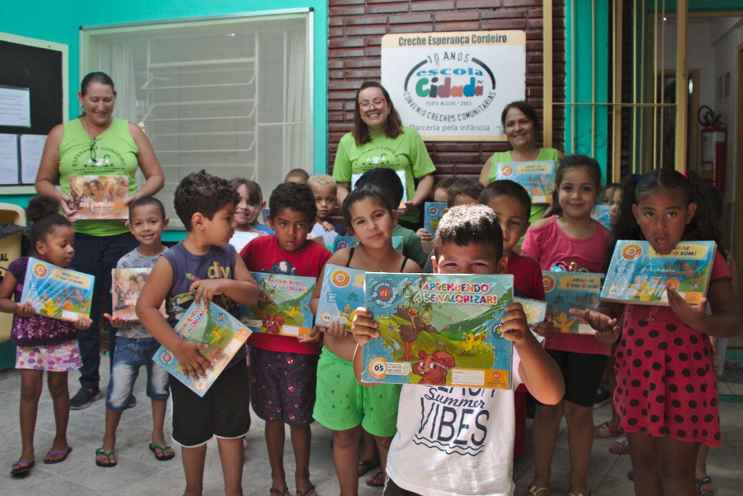 Escolas Comunitárias Recebem Kits De Livros Infantis