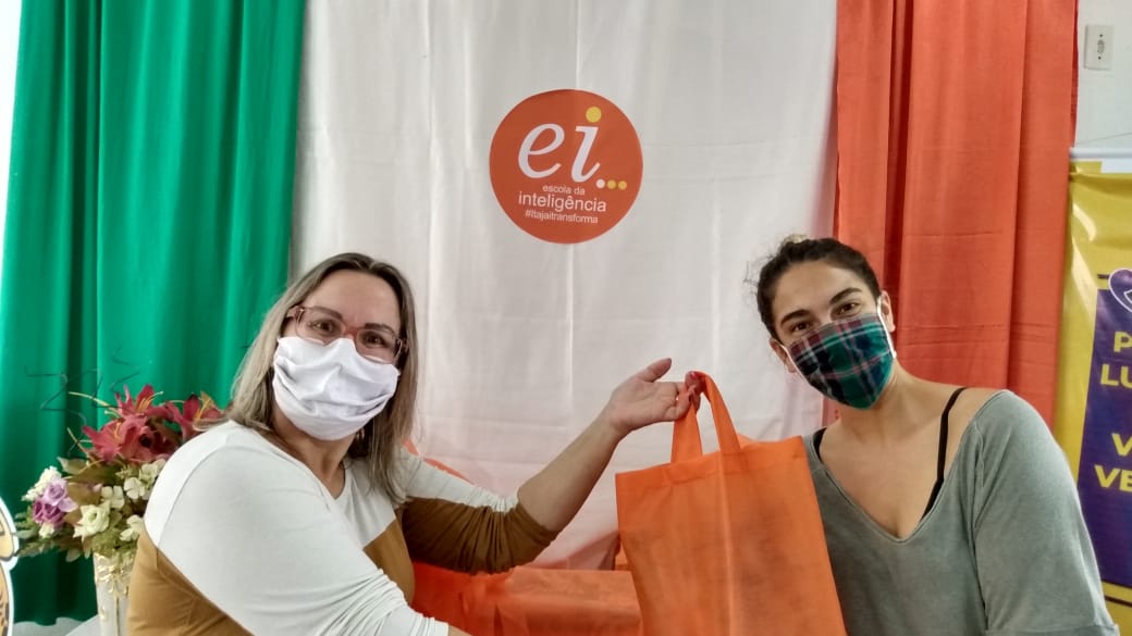 Escola Da Inteligência Distribui Livros Para Desenvolvimento Das Atividades Em Casa