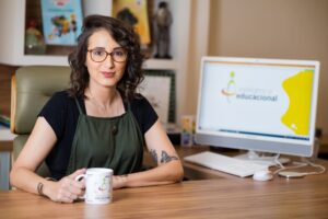 Ariana Lobo, editora na Inteligência Educacional, cria projeto artístico e incentiva a democratização da poesia por meio do lambe-lambe.