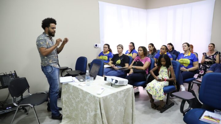 Capacitação para professores da rede municipal de Lucas do Rio Verde-MT com a participação do escritor Edergênio Negreiros, autor da coleção Afroletramento 