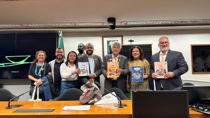 Eduardo Carvalho, jornalista e autor da Coleção Educação Climática, participou de uma Audiência Pública Parlamentar na Câmara dos Deputados